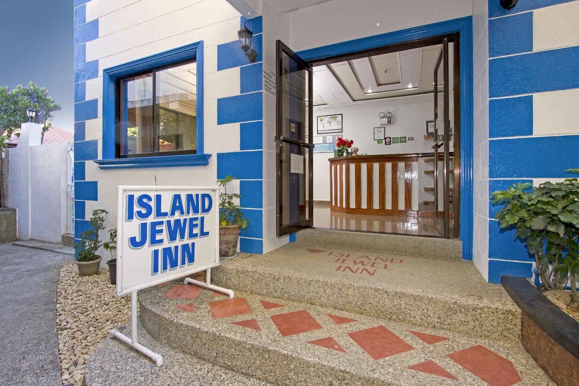 Island Jewel Manoc-Manoc